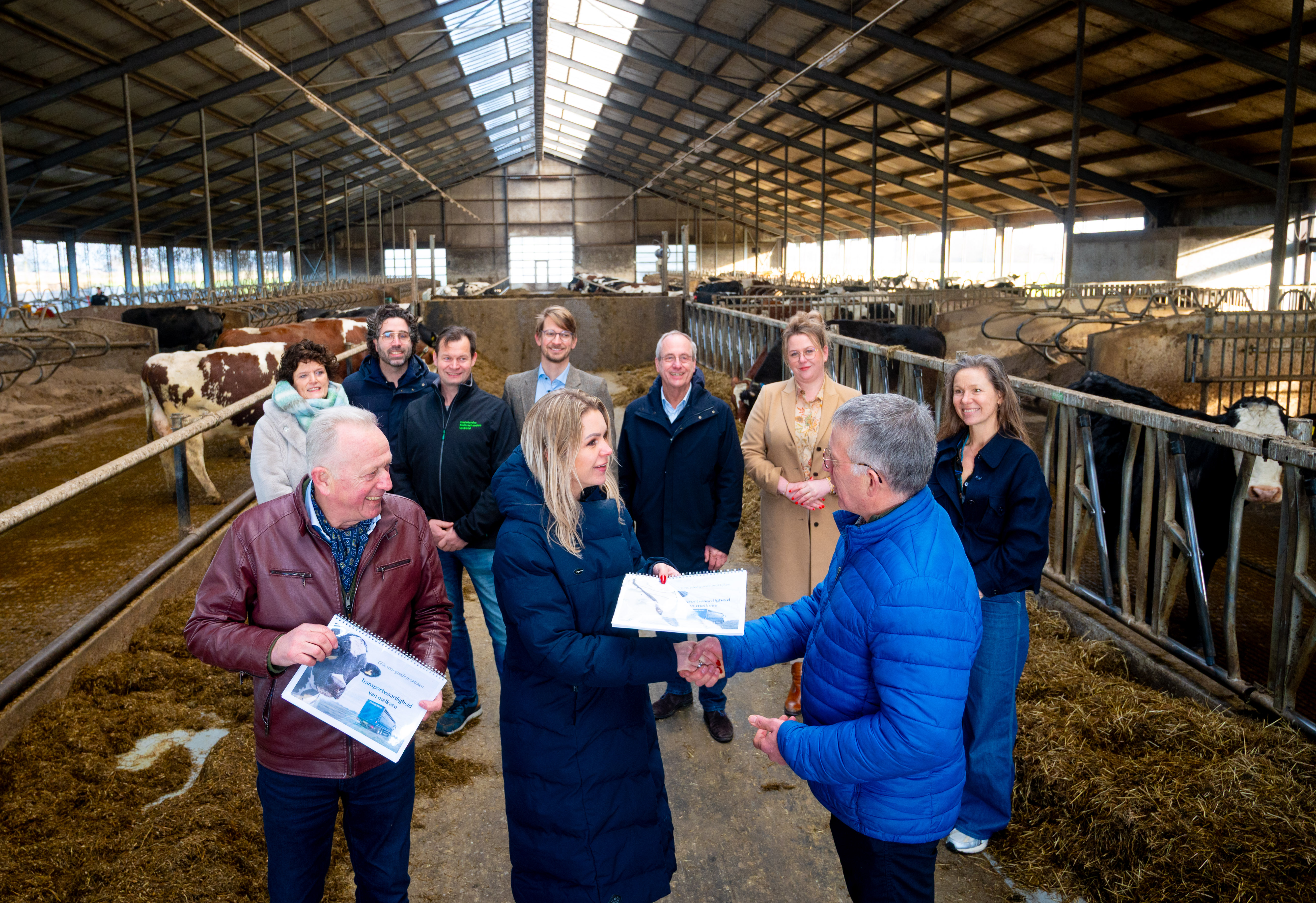 Minister Wiersma ontvangt Gids Goede Praktijken transportwaardigheid melkvee