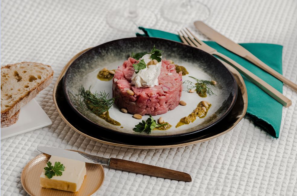 Kalfstartaar met crème fraîche en groene kruiden-pestodressing
